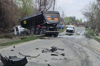 foto video accident grav la sibioara un camion cu piatra a lovit un autoturism victima a fost salvata de un politist aflat in timpul liber 67d8a695d160d