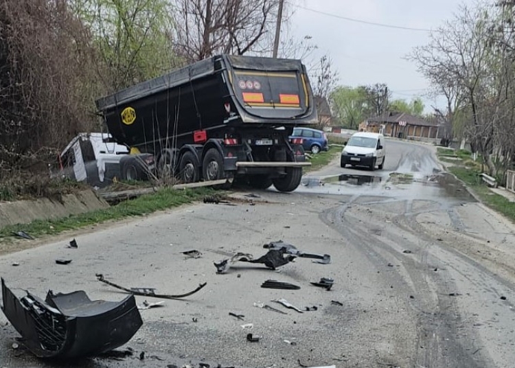 foto video accident grav la sibioara un camion cu piatra a lovit un autoturism victima a fost salvata de un politist aflat in timpul liber 67d8a695d160d