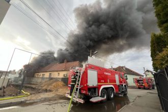 galerie foto incendiu de proportii la un depozit din municipiul sibiu mesaj ro alert din cauza fumului dens 67d43f372f3f9