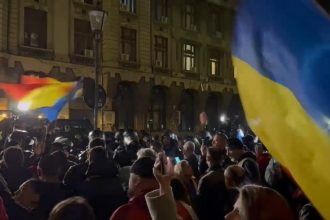 video unii protestari din fata bec arunca in jandarmi cu piatra cubica de pe strada 67ce01b88a73c